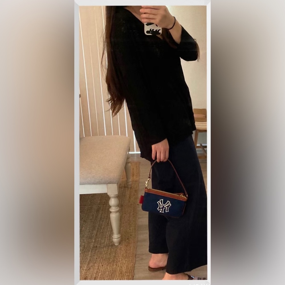 NWT DOONEY & BOURKE MLB NEW YORK YANKEES WRISTLET SHOULDER BAG - Picture 7 of 9